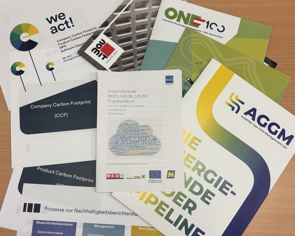 Papierbroschüren mit verbundenen Themen zu Mission Klimaziele liegen auf einem Tisch